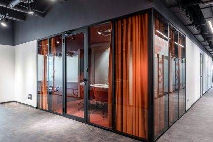 Bureau de vente modulaire moderne avec aménagement flexible et personnalisé