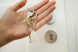 Professionnel de l'immobilier utilisant une plateforme numérique pour gérer des biens