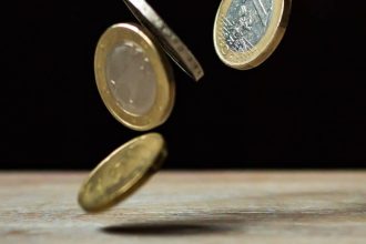 Personne consultant des documents financiers pour un rachat de crédits